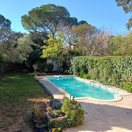 Studio Charmant Et Calme Villeneuve Les Avignon Entree Et Cour Independantes Climatisation Piscine Parking Bagian luar foto