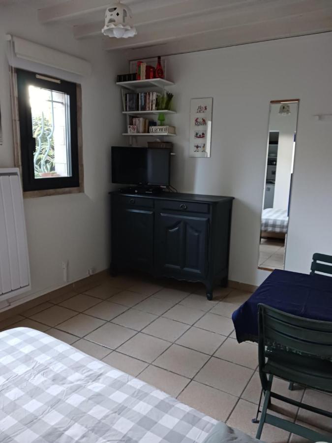 Studio Charmant Et Calme Villeneuve Les Avignon Entree Et Cour Independantes Climatisation Piscine Parking Bagian luar foto