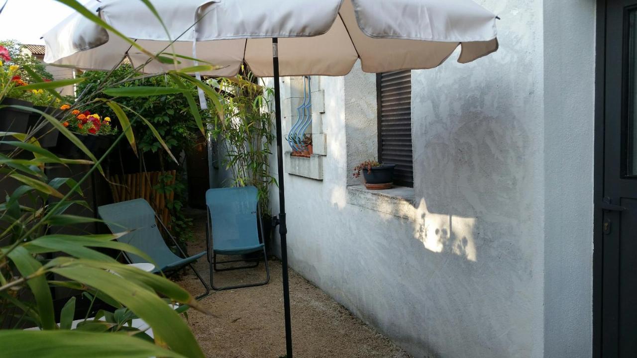 Studio Charmant Et Calme Villeneuve Les Avignon Entree Et Cour Independantes Climatisation Piscine Parking Bagian luar foto