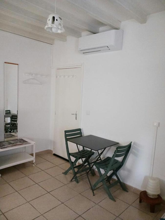Studio Charmant Et Calme Villeneuve Les Avignon Entree Et Cour Independantes Climatisation Piscine Parking Bagian luar foto